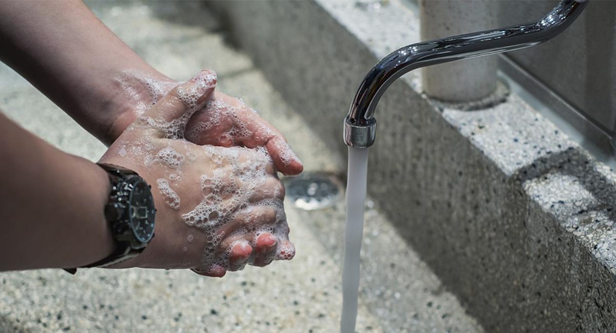 Persona se lava las manos. Foto: Pixabay