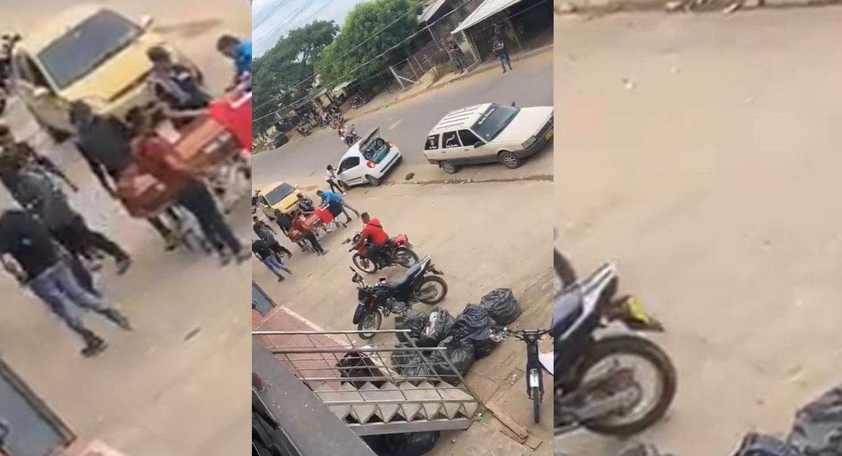 Hombres del ELN velaron a un compañero muerto en combate en una calle del municipio de Tibú. Foto: Youtube