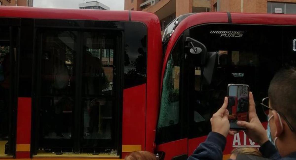 Choque entre dos buses de Transmilenio deja tres heridos. Foto: Twitter @MileFlogia