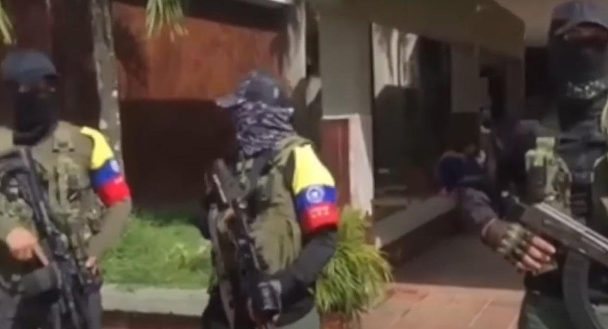 A plena luz del día disidentes de las Farc patrullaron las calles del municipio de Tibú en Norte de Santander. Foto: Youtube