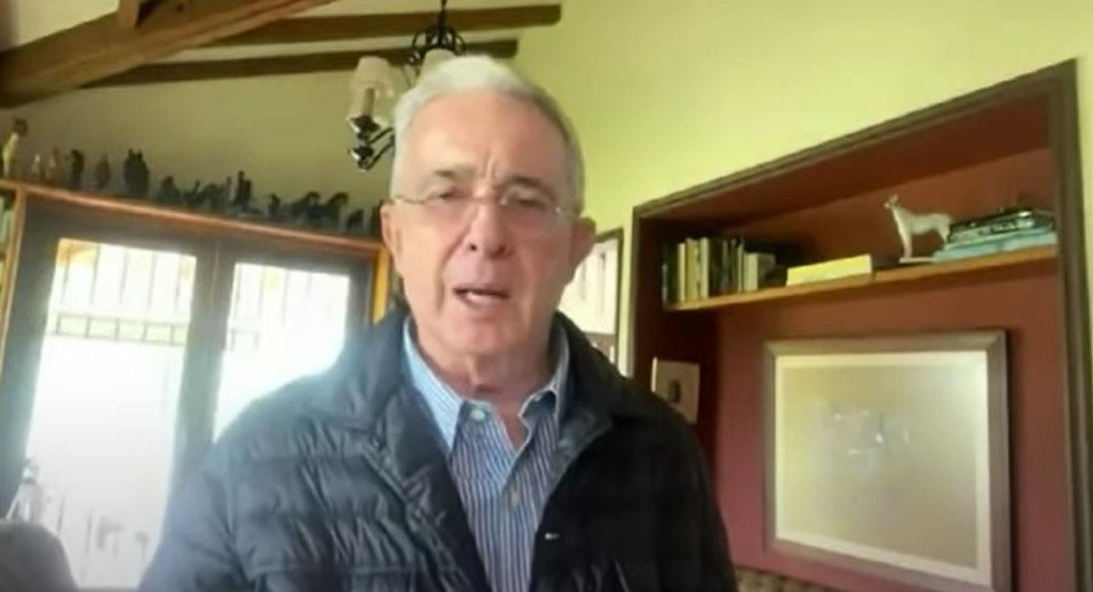 El proceso por presunto fraude procesal y manipulación de testigos en contra de Álvaro Uribe no ha precluido. Foto: Youtube