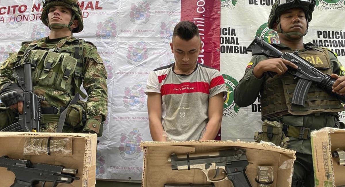Diego Fernando Rivas Zuleta, alias ‘Simón’, fue capturado el pasado 13 de junio, con armas de fuego de uso privativo, en Dagua (Valle). Foto: Twitter @FiscaliaCol