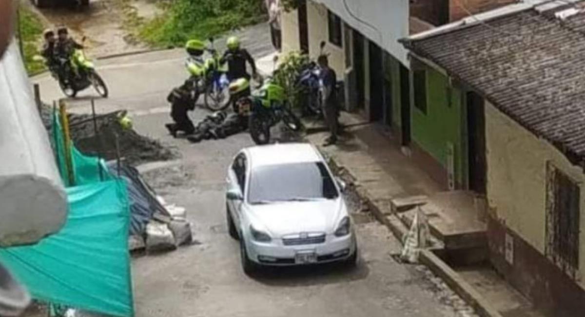 Policías son atacados en Yarumal, Antioquia. Foto: Twitter @MariaFdaCabal