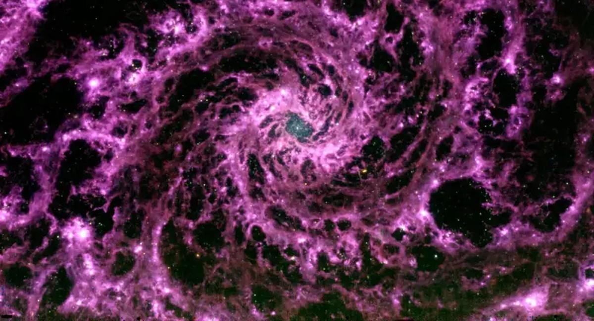Imagen en el infrarrojo medio del centro de la galaxia NGC 628. Foto: NASA/ESA/CSA