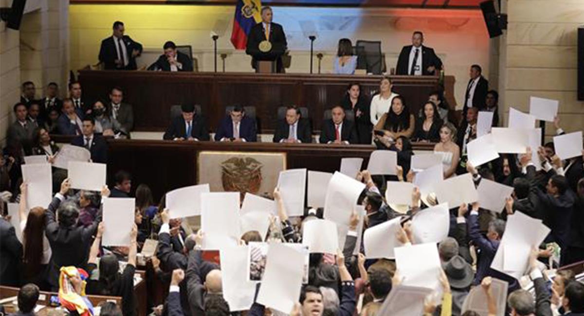 Algunos congresistas muestran carteles, fotografías de víctimas, abuchean y gritan arengas contra el presidente de Colombia, Iván Duque. Foto: EFE EFE/ Carlos Ortega