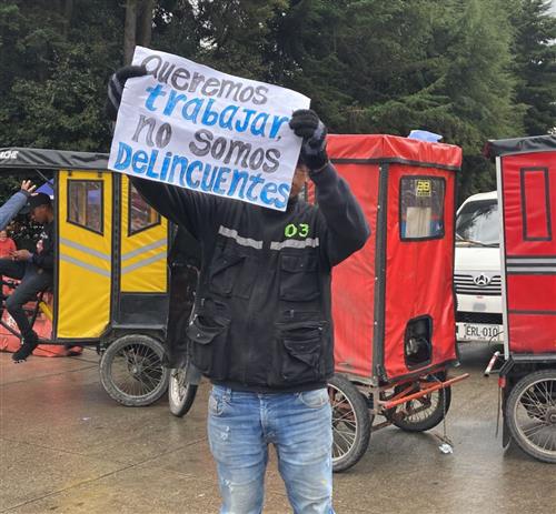 Manifestaciones de bicitaxistas en Bogotá generan caos vial 