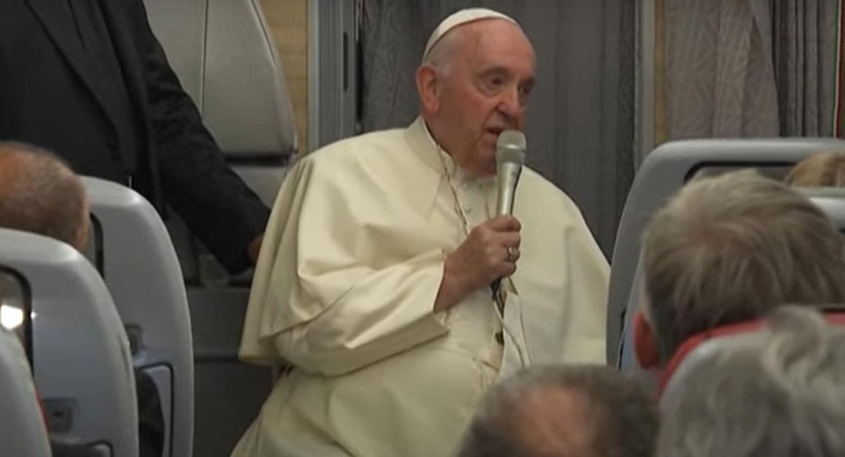 El Papa Francisco no puede permanecer mucho tiempo de pie por dolores en una rodilla. Foto: Youtube