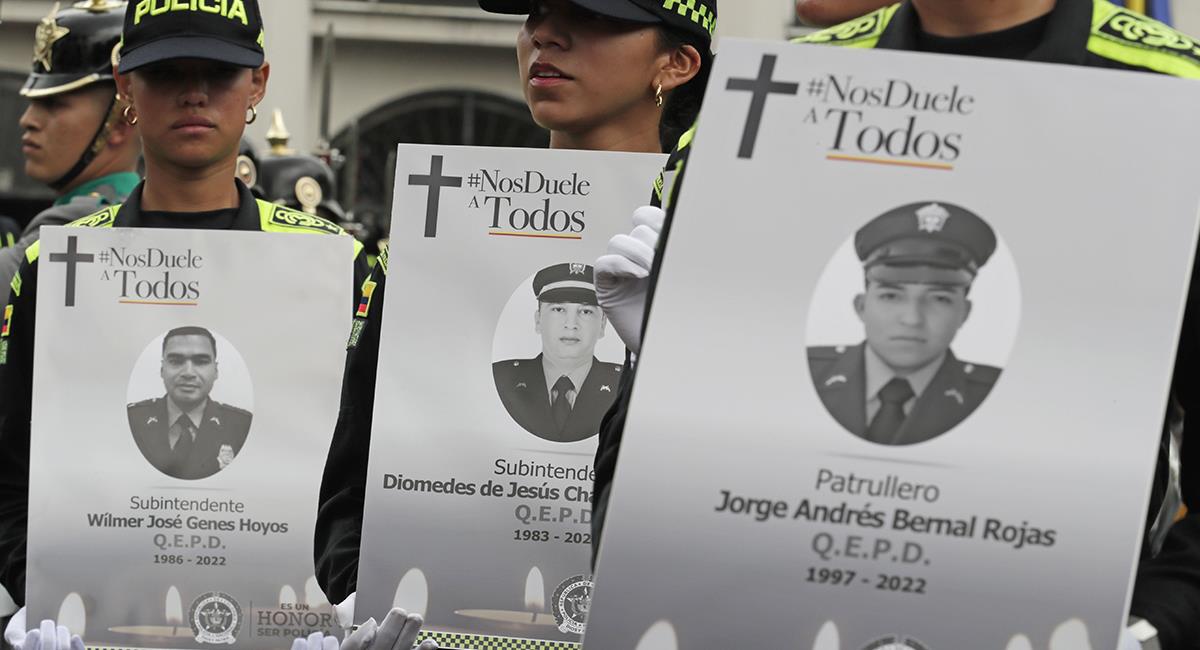 Policías participan hoy en una ceremonia religiosa en honor a sus compañeros asesinados recientemente en el país por la banda criminal Clan del Golfo. Foto: EFE EFE/ Carlos Ortega