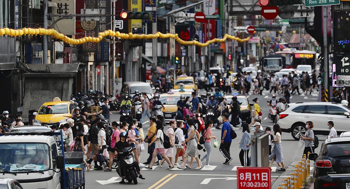 La gente cruza una calle muy transitada en la ciudad de Keelung, Taiwán, el 5 de agosto de 2022. Foto: EFE EFE/EPA/RITCHIE B. TONGO