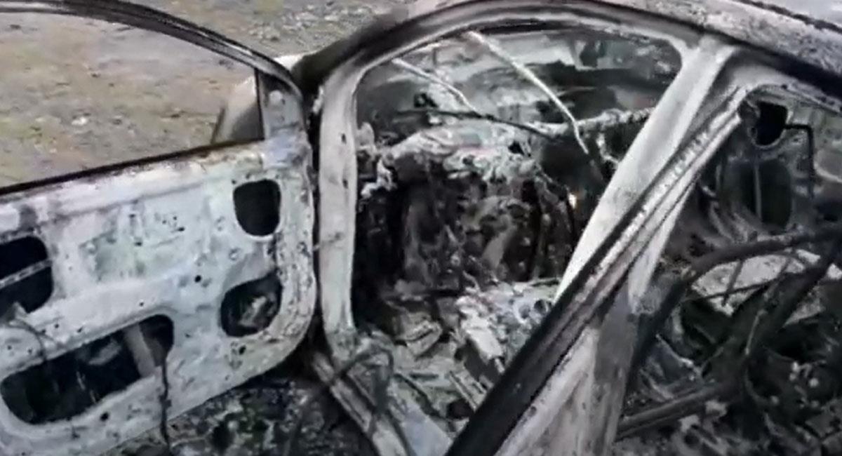 Junto a un automóvil incinerado se encontraban los cuerpos de 2 hombres y 2 mujeres en Morales, Cauca. Foto: Youtube