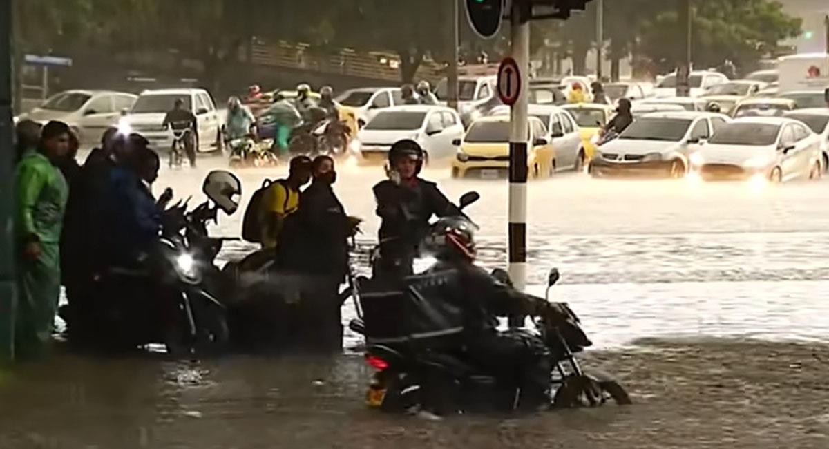 Panorama en Medellín esta semana: vías inundadas y conductores atascados. Foto: Youtube