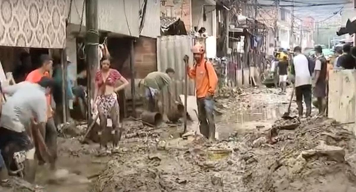 Agua, lodo, piedras y desechos inundaron varios barrios del municipio de Bello en el departamento de Antioquia. Foto: Youtube