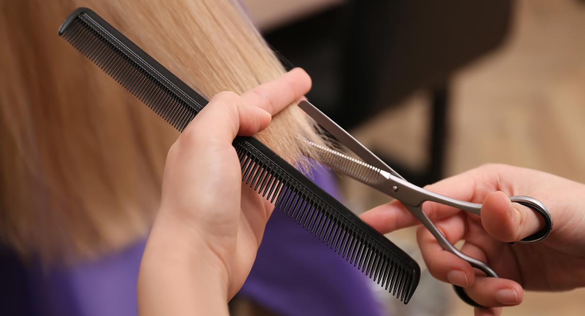 Mujer llora al mostrar en redes cómo le cortaron el cabello: así la dejaron. Foto: Shutterstock