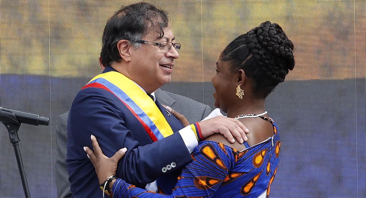 El presidente de Colombia, Gustavo Petro, abraza a la vicepresidenta Francia Márquez. Foto: EFE EFE/ Mauricio Dueñas Castañeda