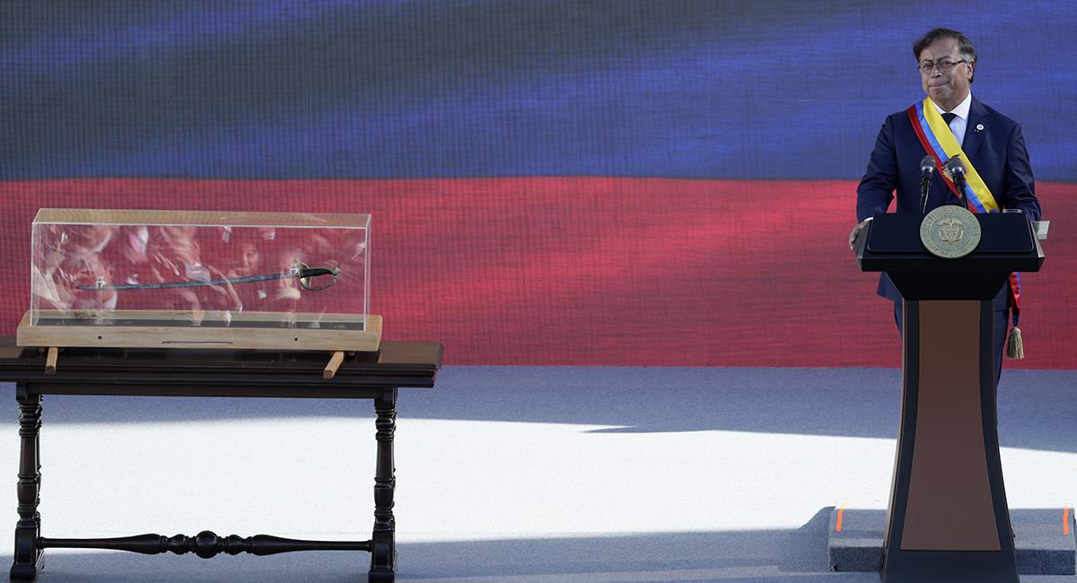 El presidente de Colombia, Gustavo Petro, con la espada de Bolívar en una urna a la derecha, pronuncia su discurso de investidura. Foto: EFE EFE/ Mauricio Dueñas Castañeda