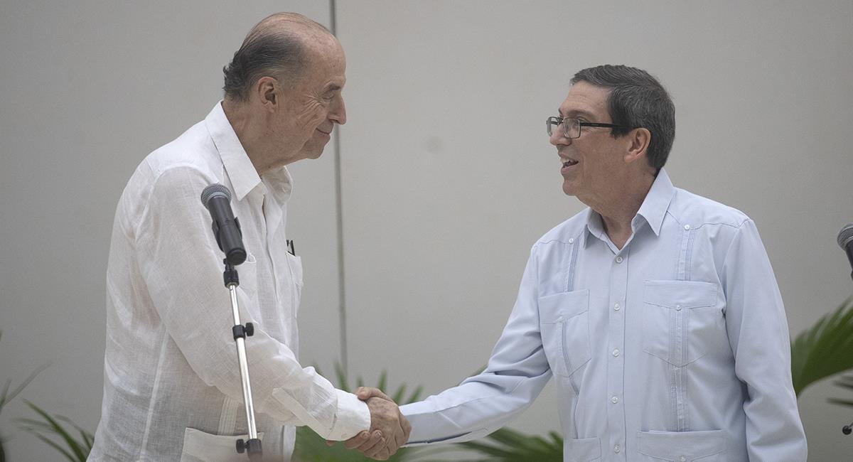 El canciller colombiano, Álvaro Leyva, saluda hoy a su similar cubano Bruno Rodríguez en una rueda de prensa tras una reunión en La Habana (Cuba). Foto: EFE EFE/Yander Zamora