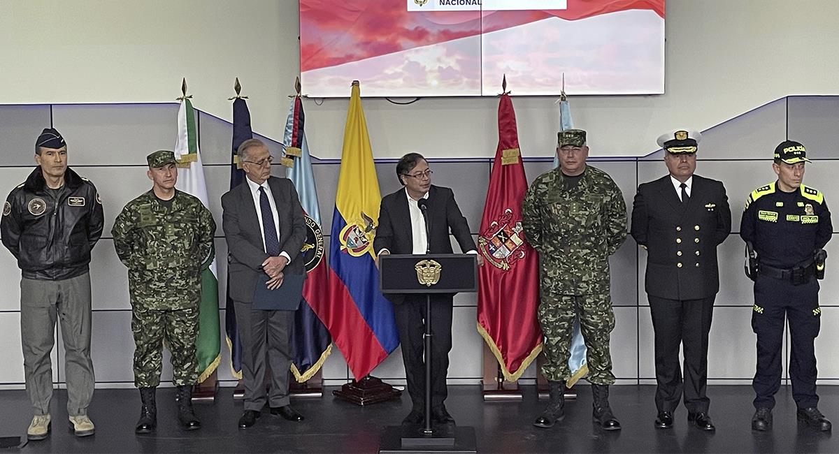 Gustavo Petro y su ministro de Defensa, Iván Velásquez nombró la nueva cúpula militar. Foto: EFE EFE/ Javier Casella/ Ministerio de Defensa