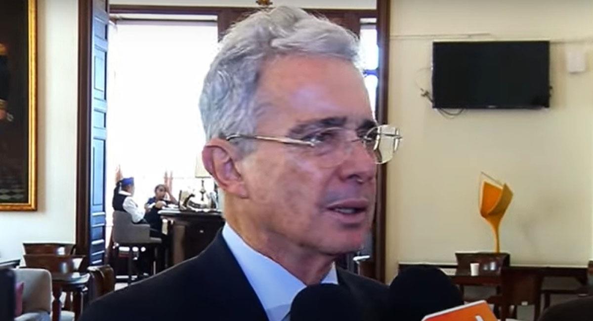Álvaro Uribe Vélez anunció una cartilla alternativa al Informe Final de la Comisión de la Verdad. Foto: Youtube