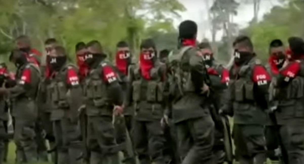 El ELN, grupo que quiere negociar la paz, se  disputa el control del sur de Bolívar con el clan del golfo. Foto: Youtube