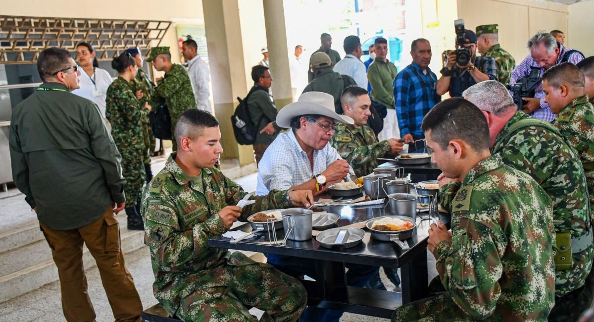 El almuerzo de Gustavo Petro con 200 soldados en Apiay. Foto: Twitter @Ejercito_Div4