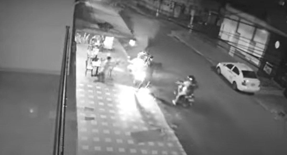 Un hombre evitó un robo lanzando una silla en contra de los ladrones que se movilizaban en motocicleta. Foto: Youtube