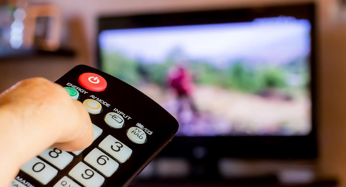 Estudio: si pasas mucho tiempo viendo TV tienes más riesgo de padecer demencia. Foto: Shutterstock