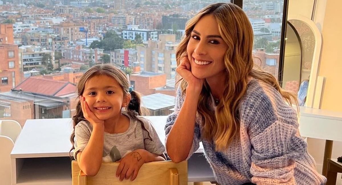 Carolina Soto y su hija Violetta. Foto: Instagram @carolinasotooficial