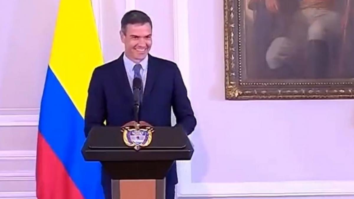 Pedro Sánchez se ríe ante un lapsus en la Casa de Nariño. Foto: Captura de pantalla