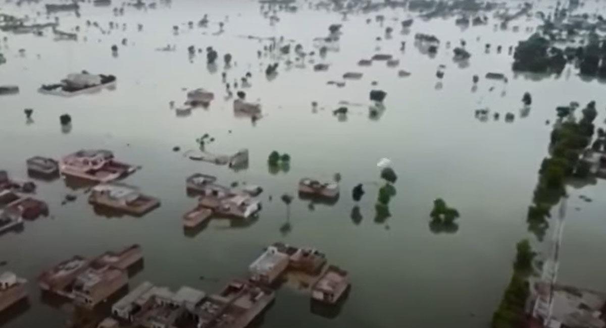 Poblaciones enteras se encuentran bajo el agua por las lluvias monzónicas en Pakistán. Foto: Youtube