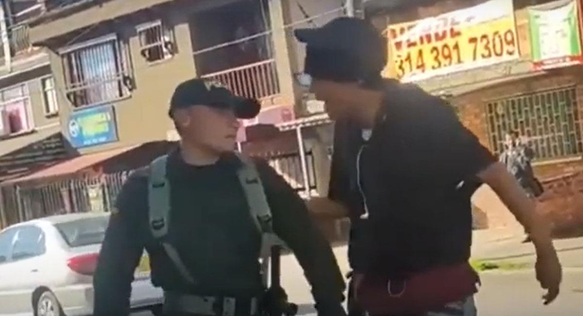 Un video en el que un joven golpea a un policía se convirtió en viral en los últimos días. Foto: Youtube