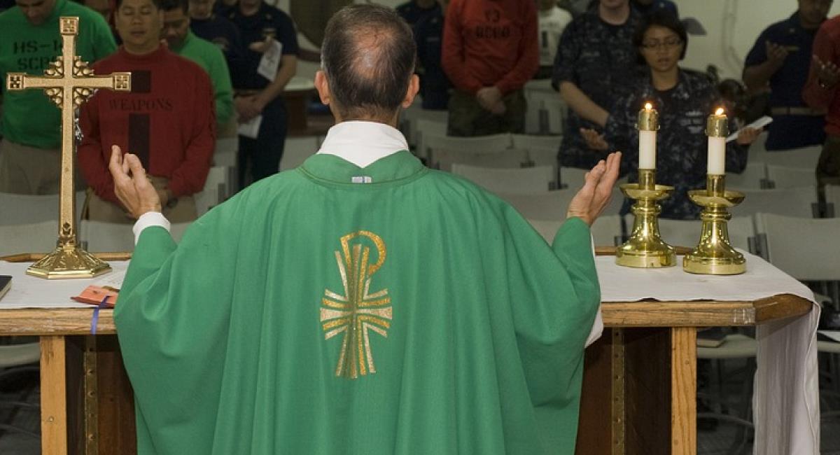 padre Fredy Martínez Cruz denuncia Cielo Constanza por calumnia. Foto: Pixabay