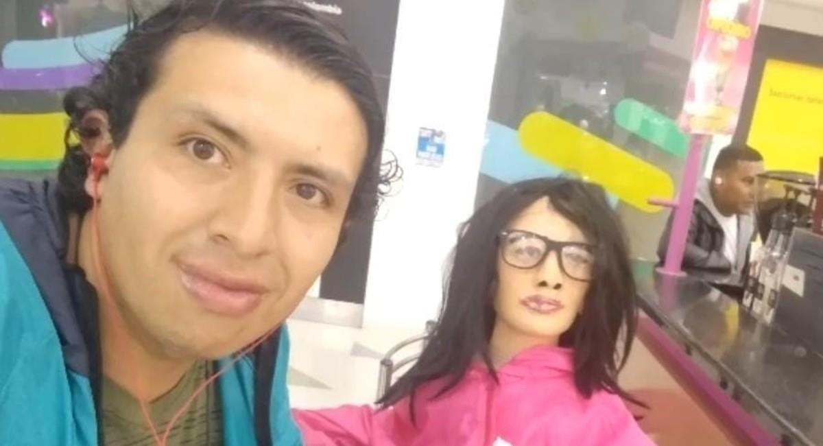 colombiano renunció a su soltería y se hizo novio una muñeca trapo