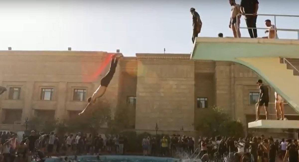 Centenares de seguidores de Al Sadr se tomaron el palacio y la residencia presidencial en Bagdad, Irak. Foto: Youtube