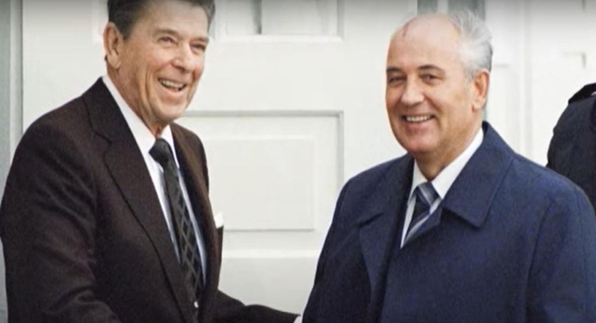 Mijail Gorbachov (a la derecha) mantuvo buenas relaciones con Ronald Reagan, exmandatario de EE.UU. Foto: Youtube