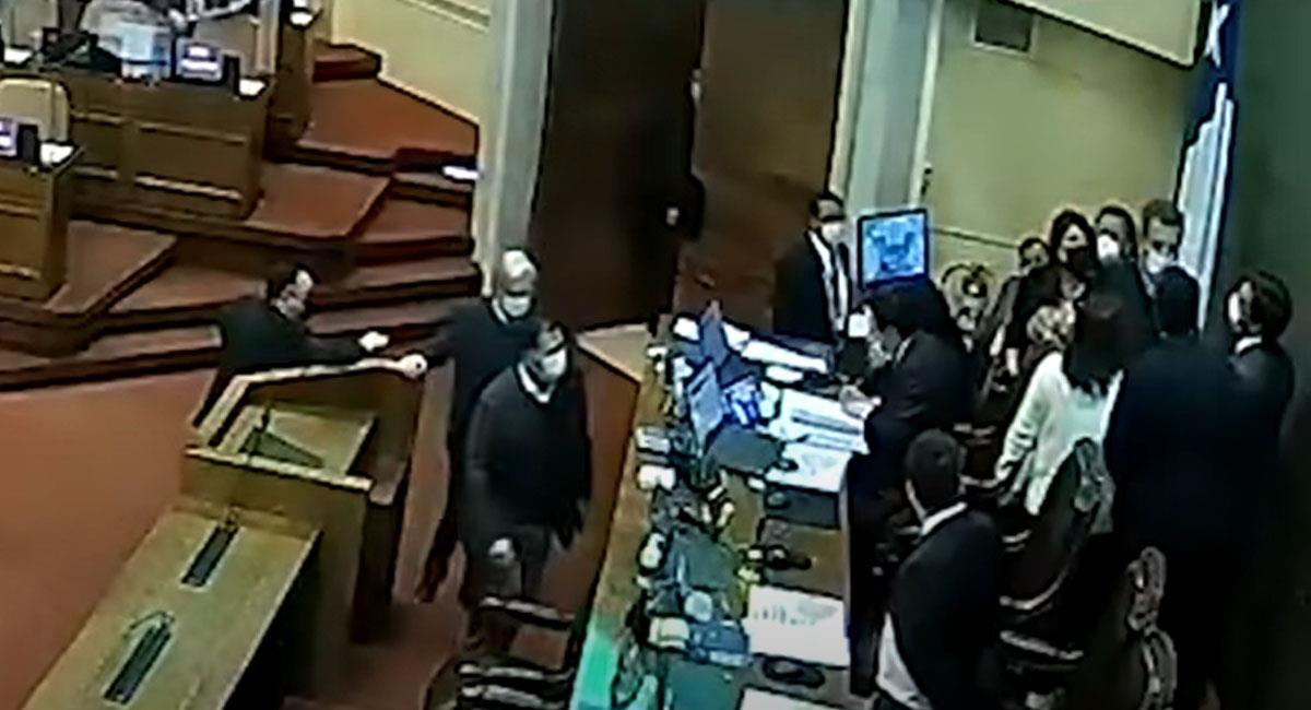 Una fuerte discusión en el parlamento chileno terminó con puños y patadas por parte de un diputado a otro. Foto: Youtube