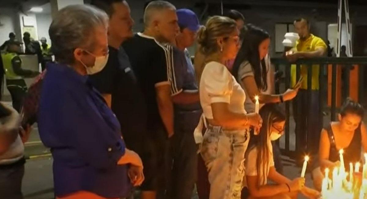 Habitantes de Neiva realizaron una 'velatón' en honor a los policías asesinados el viernes 2 de septiembre. Foto: Youtube