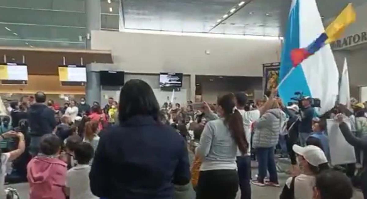 Captura de pantalla, protesta en el Aeropuerto El Dorado. Foto: Twitter @WRadioColombia