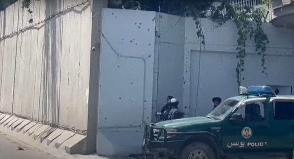Las fuerzas policiales afganas se encuentran en permanente alerta ante los constantes ataques suicidas. Foto: Youtube