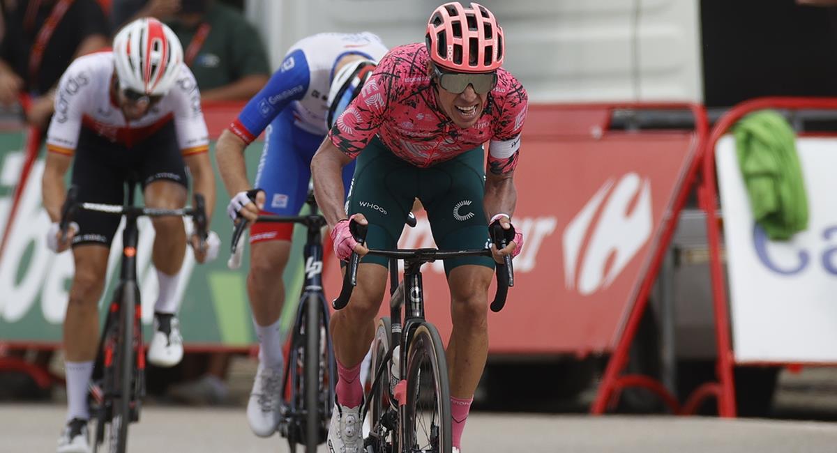 Rigoberto Urán se viste de victoria tras conquistar la etapa 17 de La Vuelta a España 2022. Foto: EFE