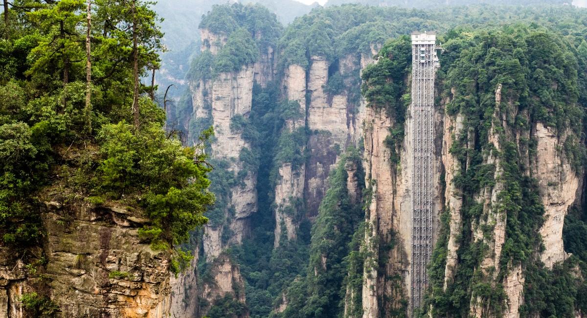 Ubicado al interior del Parque Forestal Nacional de Zhangjiajie, en la provincia china de Hunan, es el elevador más alto construido en la historia. Foto: Shutterstock
