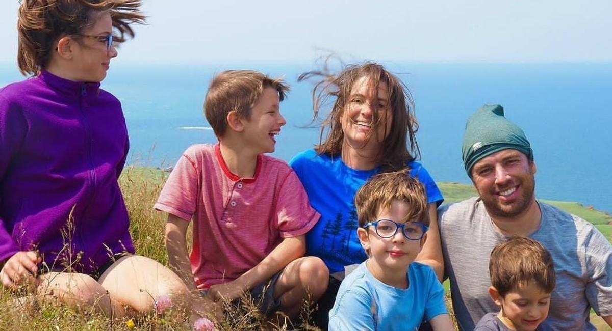 La familia conformada por los padres y sus cuatro hijos, recibieron la noticia de que 3 de ellos padecían una rara enfermedad genética. Foto: Instagram @pleinleursyeux