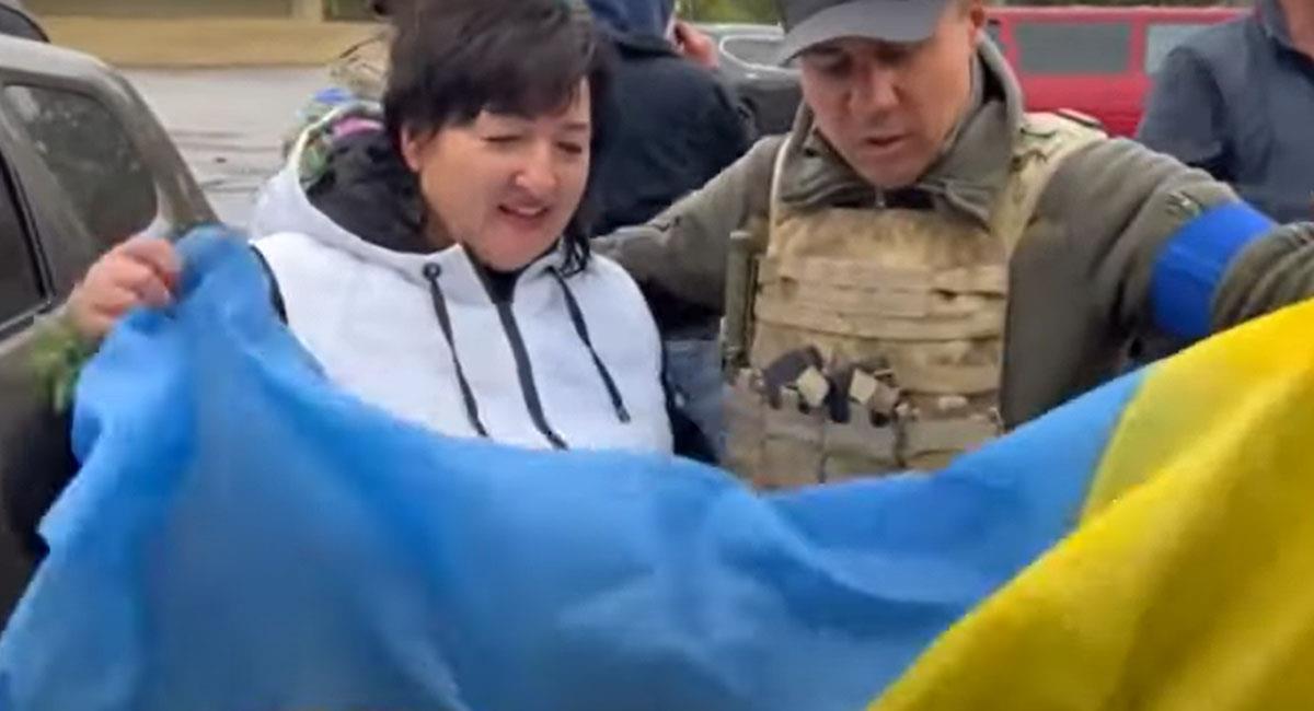 Los militares ucranianos fueron recibidos con banderas del país al recuperar territorios. Foto: Youtube