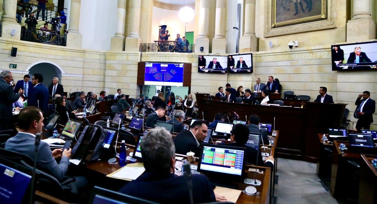 Reforma al Congreso busca reducir el sueldo de los parlamentarios. Foto: Twitter @senadogovco