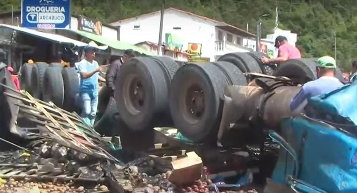 Al parecer el tractomula perdió los frenos en plena vía de Arcabuco en Boyacá y colisionó contra otro camión. Foto: Youtube