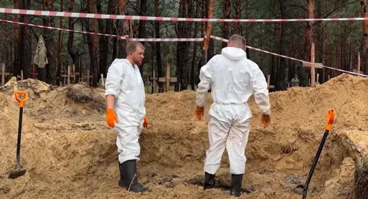 Una fosa en un bosque de Izium fue descubierta con los cuerpos de más de 400 ucranianos. Foto: Youtube