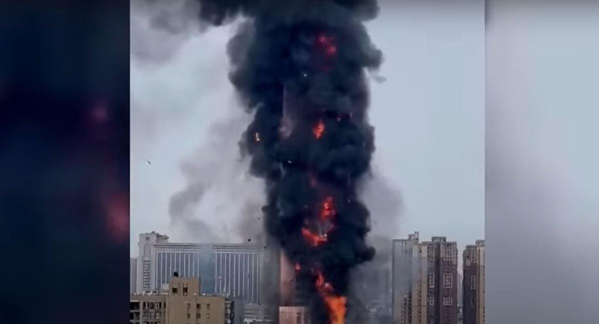 Un incendio consumió un rascacielos de 218 metros en la ciudad china de Changsha. Foto: Youtube