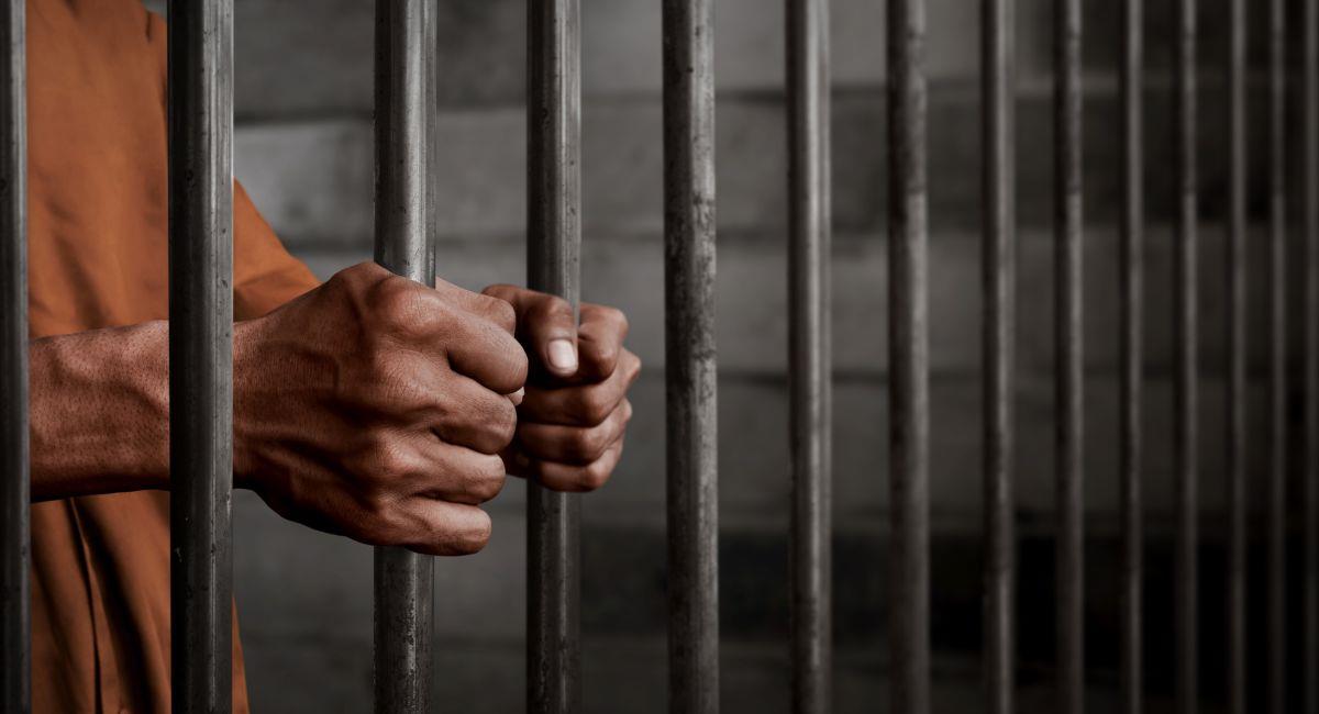 Hombre en prisión. Foto: Shutterstock