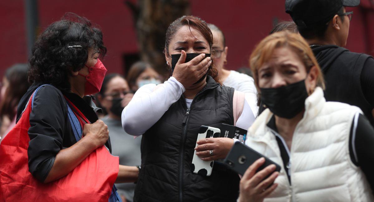 Personas permanecen en las calles hoy, después de activarse la alerta sísmica en la Ciudad de México. Foto: EFE Sáshenka Gutiérrez
