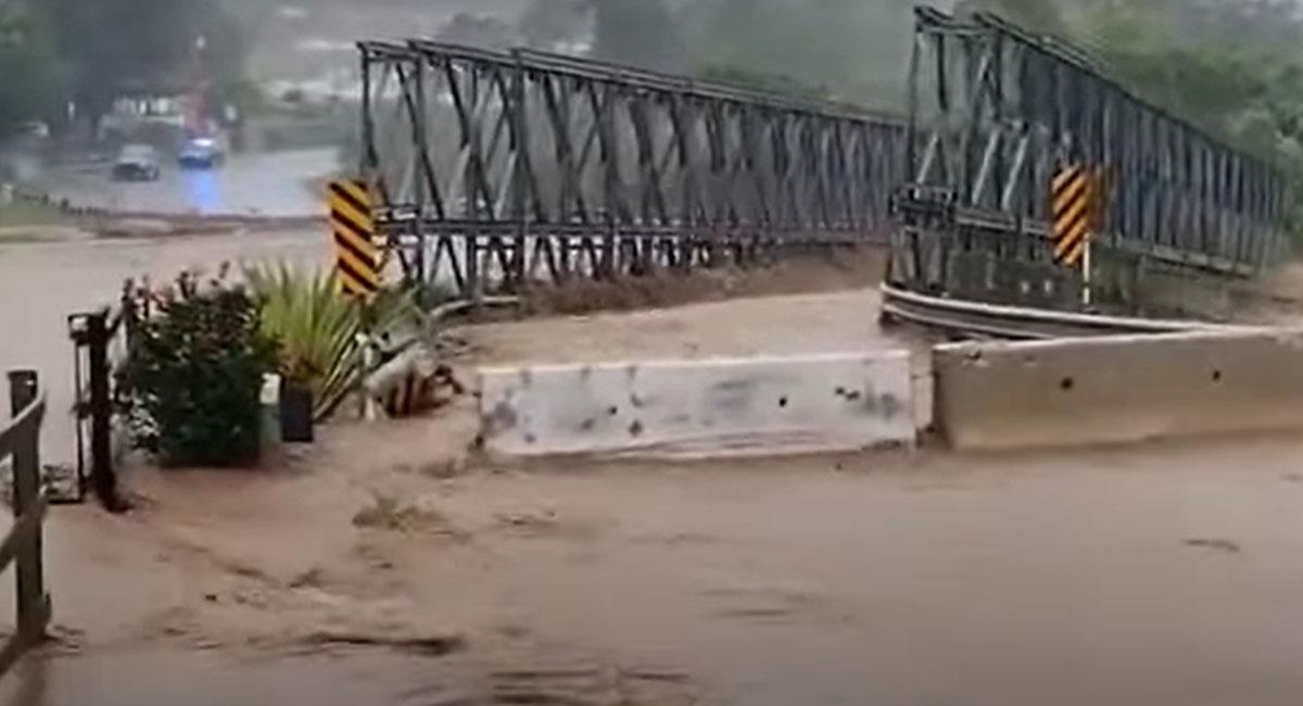 La furia de los vientos en Puerto Rico ha destruido carreteras y puentes. Foto: Youtube