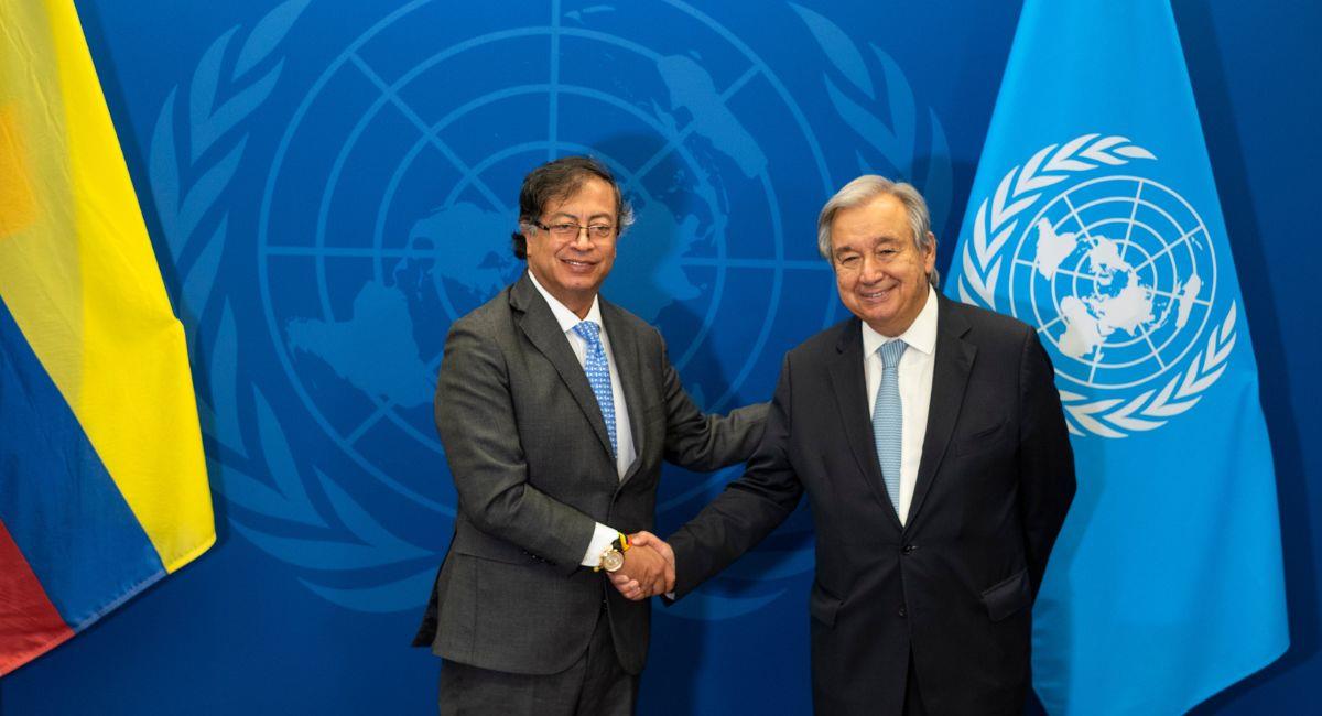 El presidente colombiano, Gustavo Petro, le da la mano al secretario general de las Naciones Unidas, Antonio Guterres, en la sede de la ONU en Nueva York. Foto: EFE EFE/EPA/Craig Ruttle / POOL